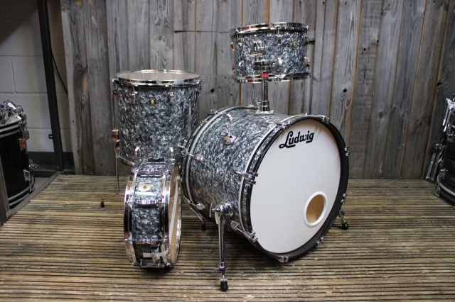 Ludwig Classic Maple Downbeat Outfit in Black Diamond Pearl