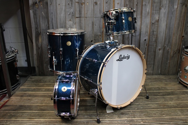 Ludwig Continental Club 22'' Four Piece in Blue Sparkle